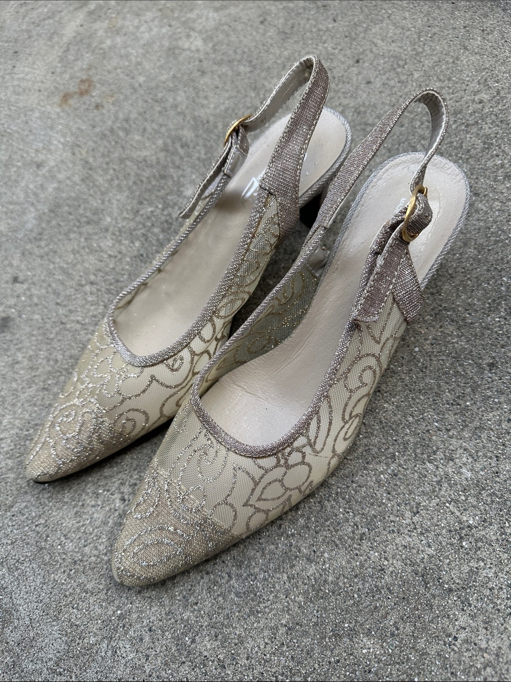 Women’s 6 Silver Sheer Metallic Pointy Sling Back Comfort Pumps